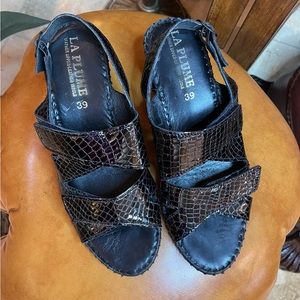 LA PLUME Women’s Croc Embossed Sandals